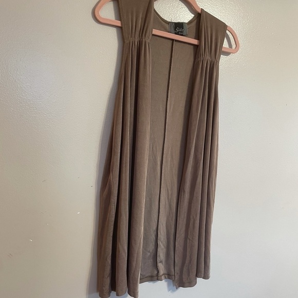 SLINKY Brand Sleeveless Cardigan - Picture 11 of 12